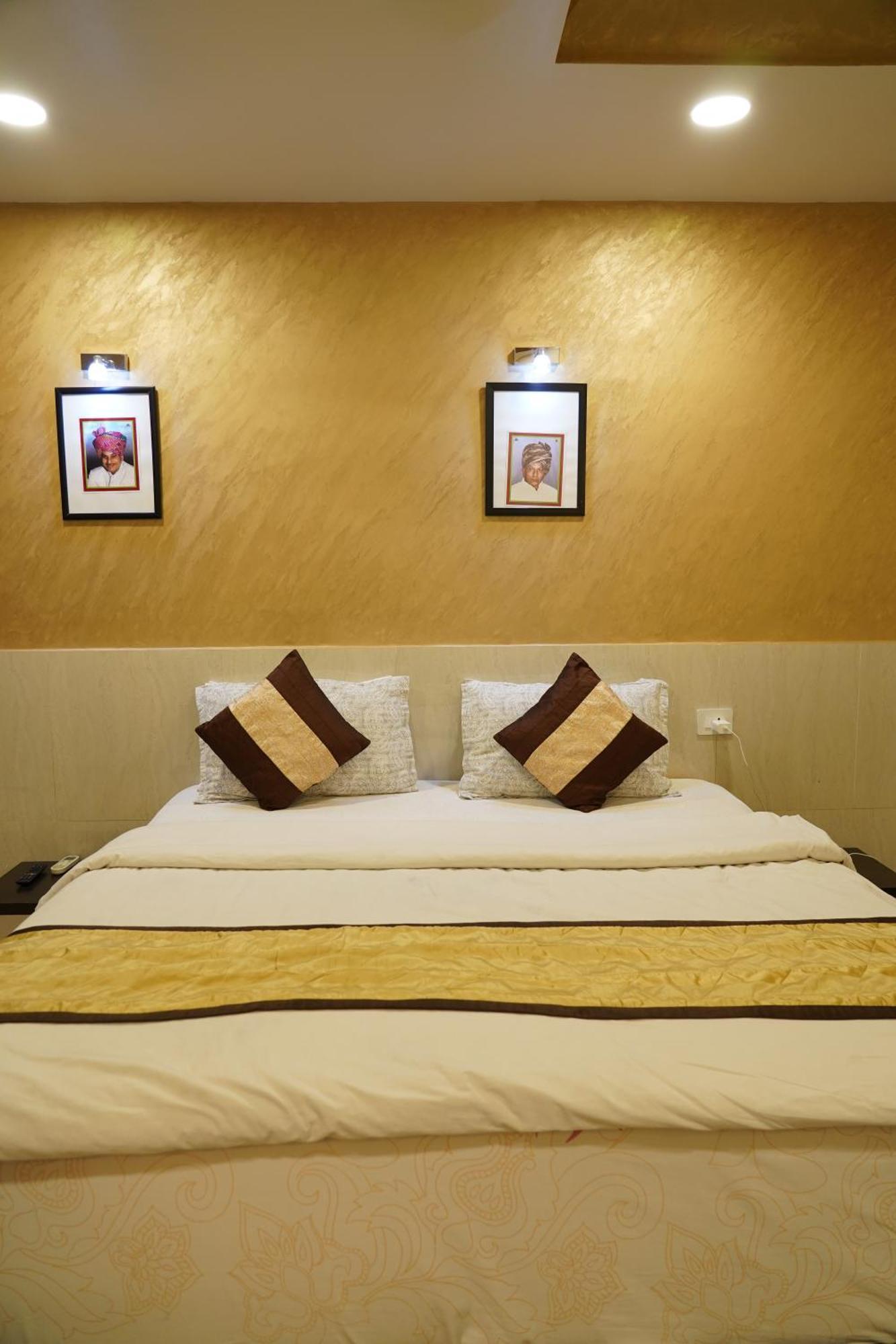 Marshall The Grand Hotel Ahmedabad Esterno foto