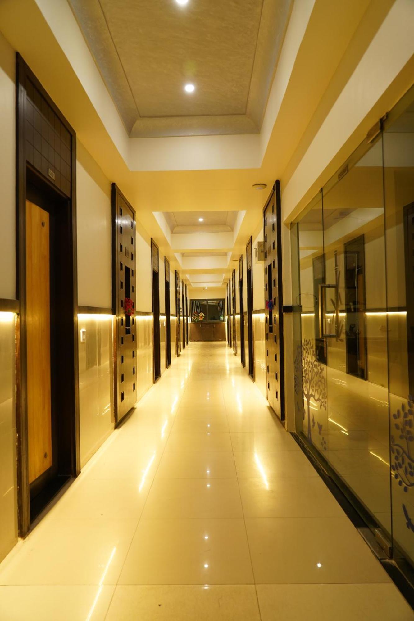 Marshall The Grand Hotel Ahmedabad Esterno foto