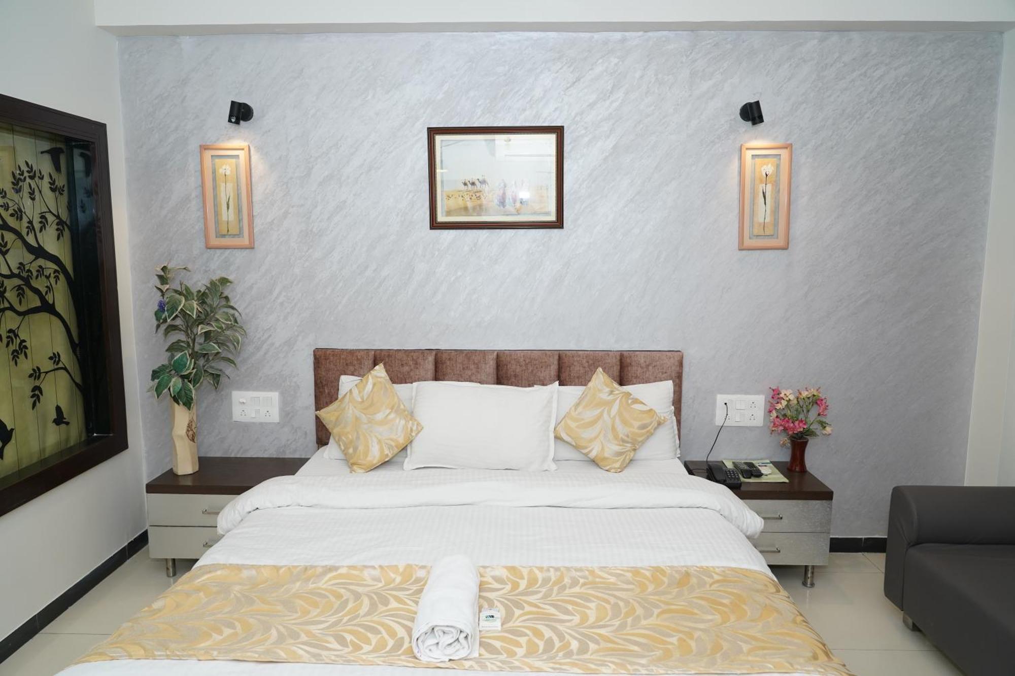 Marshall The Grand Hotel Ahmedabad Esterno foto