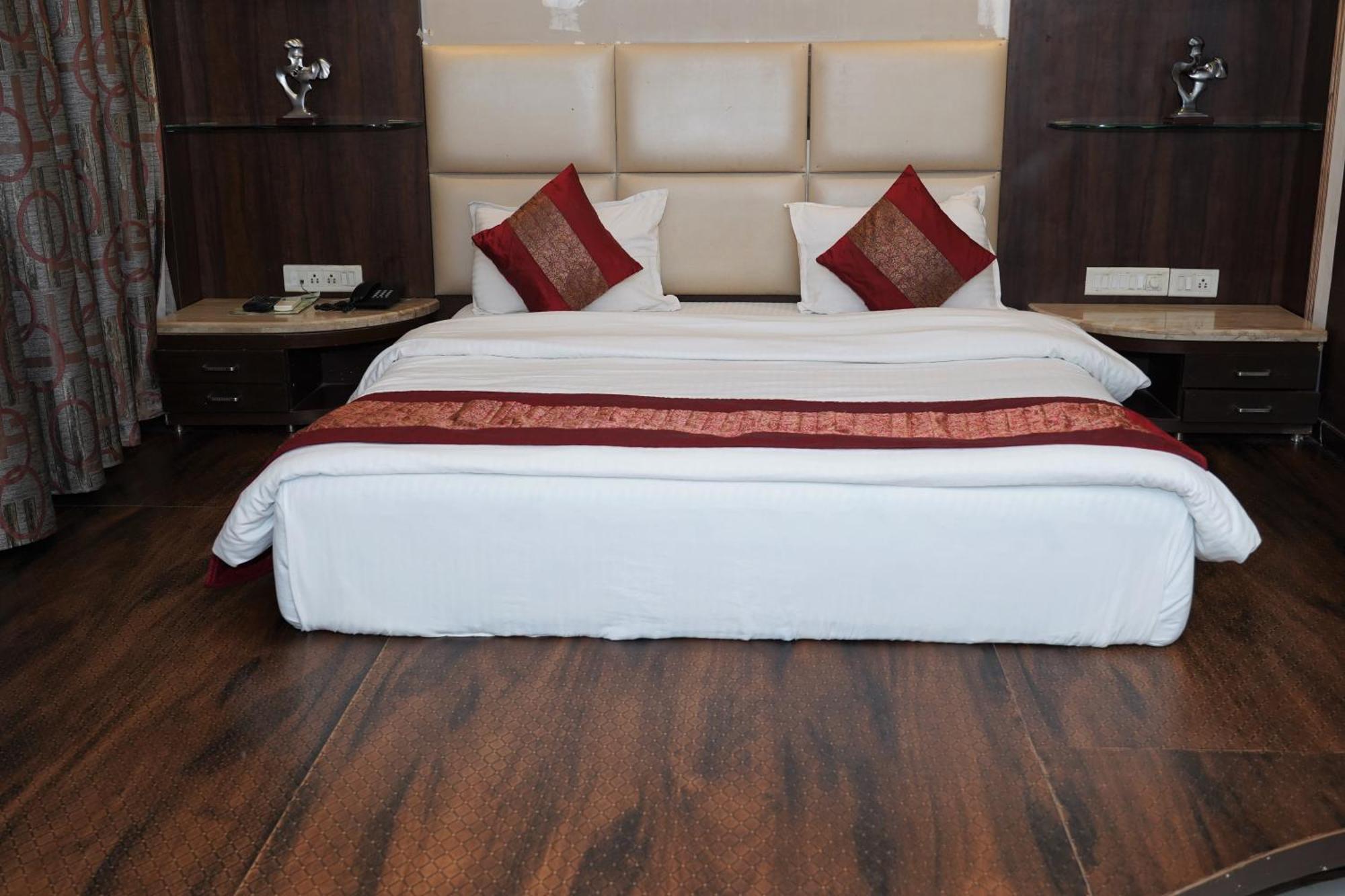 Marshall The Grand Hotel Ahmedabad Esterno foto